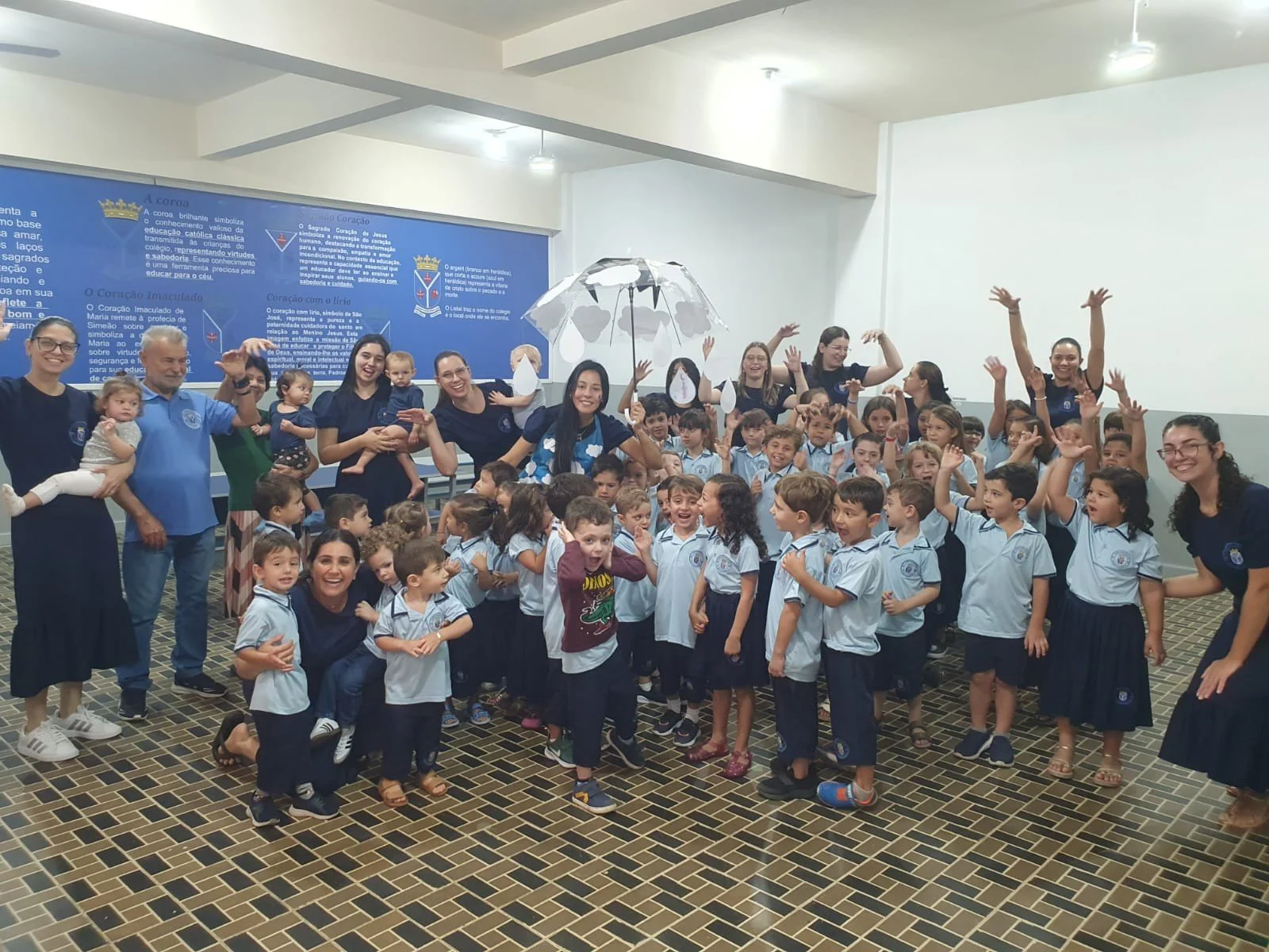 Comunidade escolar do Colégio Filhos para o Céu - alunos, professores e famílias reunidos em sala de aula durante atividade educacional católica